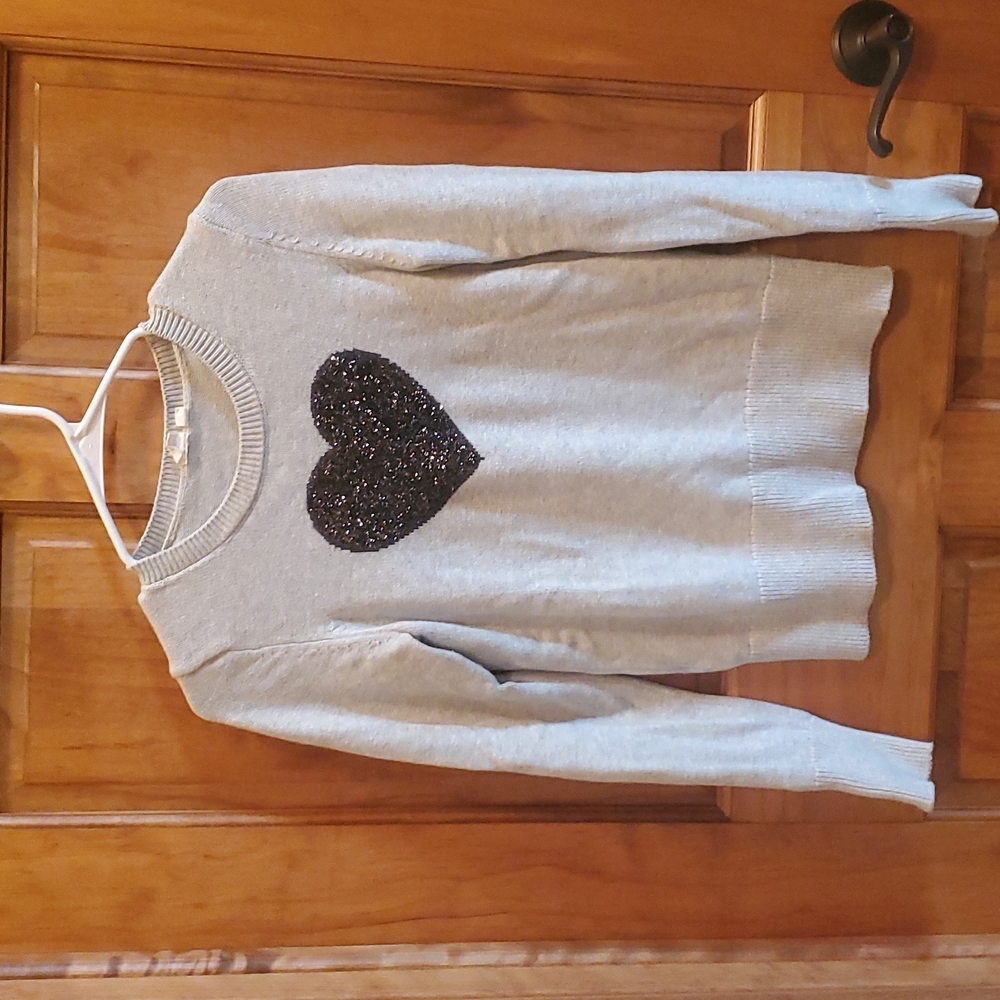 Grey GAP sweater with shiney heart size XS